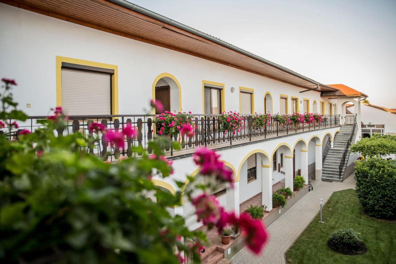 Arkadenweingut-Gaestehaus Heiss Illmitz Exterior foto